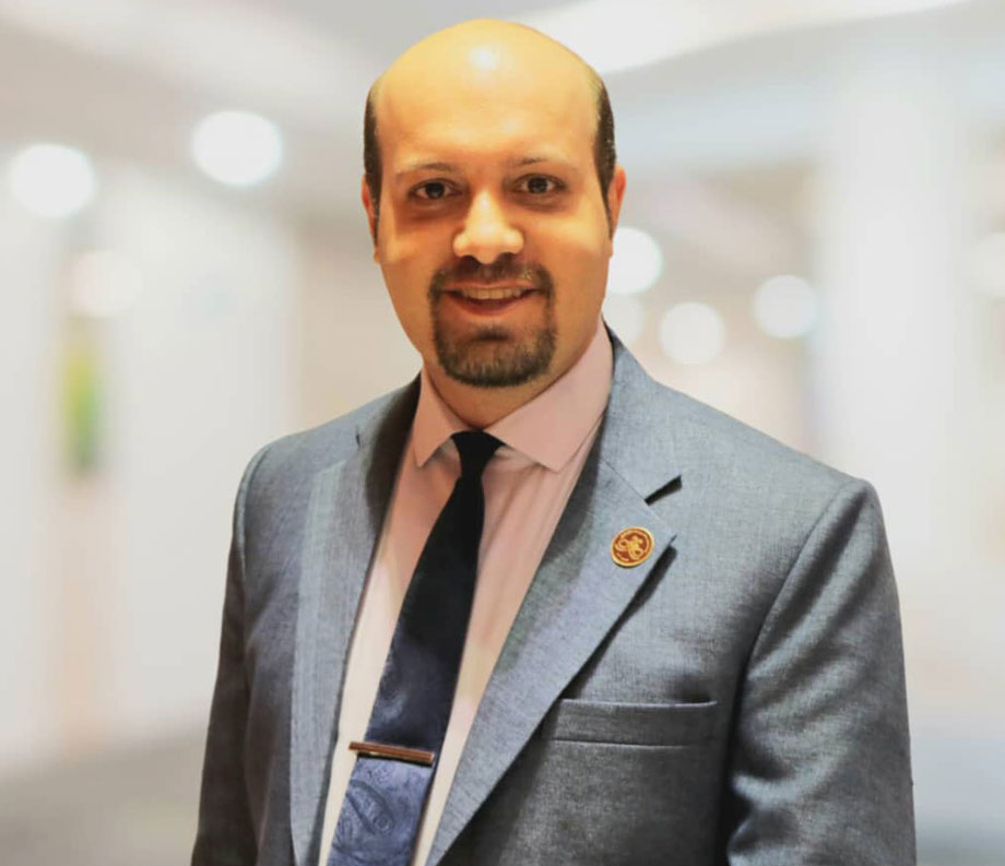محمود زندکریمی، فوق لیسانس بازرگانی بین الملل از دانشگاه شهید بهشتی، مسئول سازمان توسعه خدمات مشتریان نشریه صنعت کفش